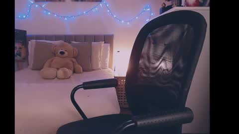 julialiones online show from 12-17-24, 06:09