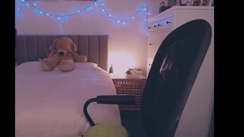 julialiones online show from 12-24-24, 07:22