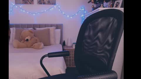 julialiones online show from 12-26-24, 03:31