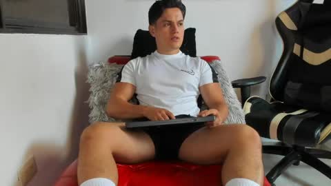 Snapshot of julian_wallace chatting on 04-24-26, 06:43 julian_wallace online show from 04-24-26, 06:43