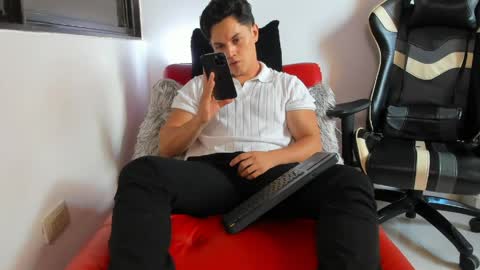 Snapshot of julian_wallace chatting on 04-27-26, 06:28 julian_wallace online show from 04-27-26, 06:28