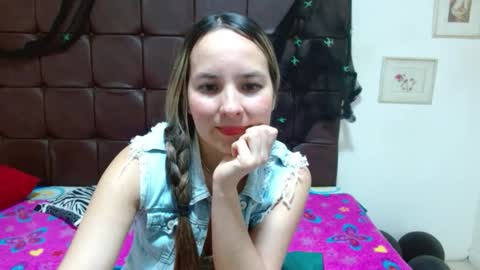 Snapshot of juliana_soto1 chatting on 10-15-25, 11:54 Juli online show from 10-15-25, 11:54