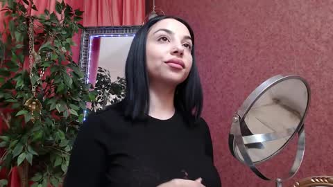 Snapshot of juliawilliamsx chatting on 12-17-25, 07:25 Maria online show from 12-17-25, 07:25