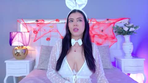 Snapshot of julie_bennet chatting on 10-22-25, 04:24 Juliet Bennet online show from 10-22-25, 04:24