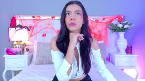 Snapshot of julie_bennet chatting on 10-27-25, 03:21 Juliet Bennet online show from 10-27-25, 03:21