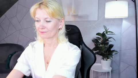 Julie Lucasss online show from 06-04-26, 12:16