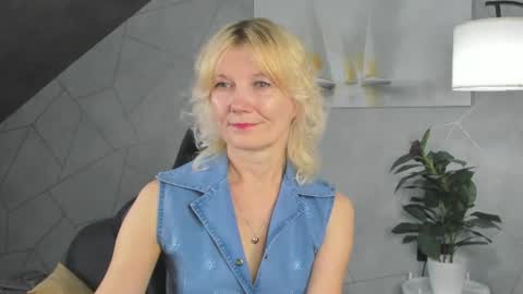 Julie Lucasss online show from 06-25-26, 12:21