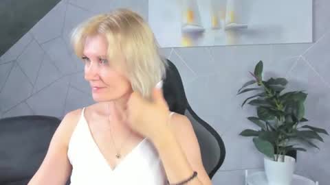 Julie Lucasss online show from 07-13-26, 12:02