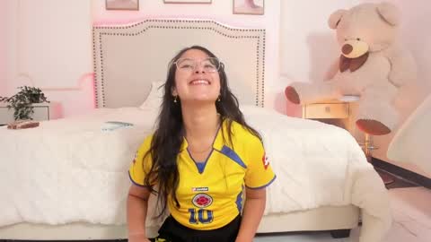 Snapshot of juliee_ross chatting on 04-10-26, 12:32 juliee_ross online show from 04-10-26, 12:32