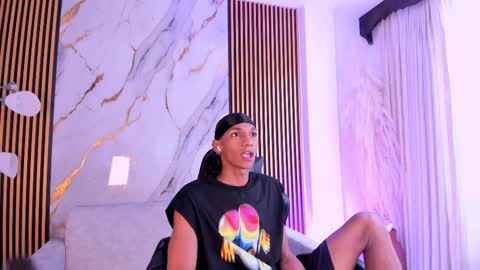 Snapshot of juliensaint_ chatting on 10-05-25, 02:04 Julien online show from 10-05-25, 02:04