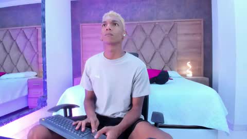 Snapshot of juliensaint_ chatting on 10-08-25, 12:03 Julien online show from 10-08-25, 12:03