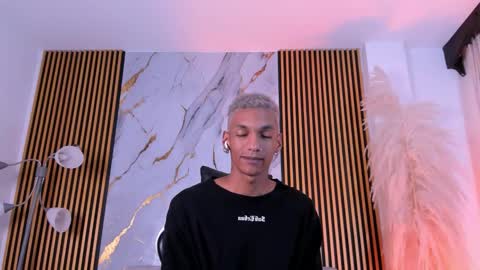 Snapshot of juliensaint_ chatting on 10-09-25, 01:31 Julien online show from 10-09-25, 01:31