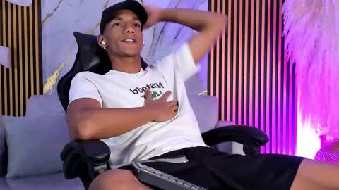 Snapshot of juliensaint_ chatting on 10-15-25, 12:27 Julien online show from 10-15-25, 12:27