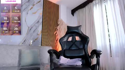 Snapshot of juliensaint_ chatting on 10-17-25, 12:52 Julien online show from 10-17-25, 12:52