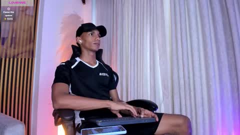 Snapshot of juliensaint_ chatting on 11-14-25, 12:15 Julien online show from 11-14-25, 12:15