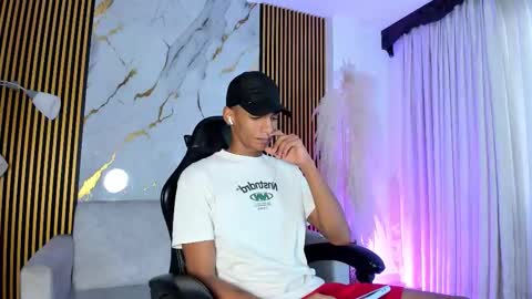 Snapshot of juliensaint_ chatting on 12-02-25, 11:59 Julien online show from 12-02-25, 11:59