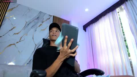 Snapshot of juliensaint_ chatting on 12-05-25, 12:14 Julien online show from 12-05-25, 12:14