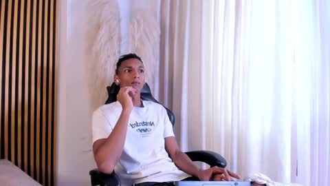 Snapshot of juliensaint_ chatting on 04-23-26, 11:53 Julien online show from 04-23-26, 11:53