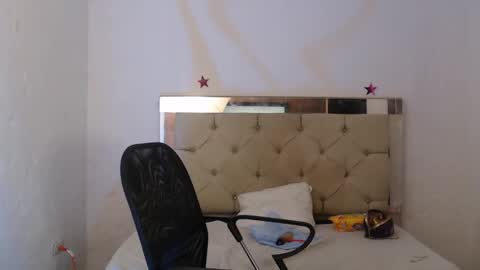 julieta__fox_ online show from 02-04-25, 06:04