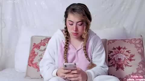 Snapshot of julieta_cooper20 chatting on 06-18-26, 04:35 Juli online show from 06-18-26, 04:35