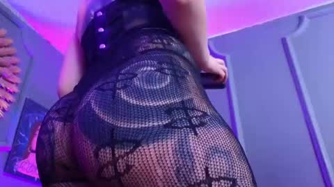 Snapshot of julieta_russell chatting on 12-28-24, 05:46 Julieta online show from 12-28-24, 05:46