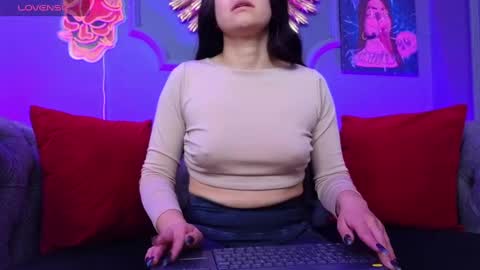 Snapshot of julieta_russell chatting on 01-27-25, 12:05 Julieta online show from 01-27-25, 12:05