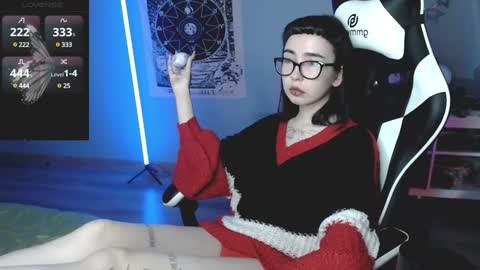 Snapshot of julscinamon chatting on 12-22-24, 08:36 Baroness Von Cringe online show from 12-22-24, 08:36