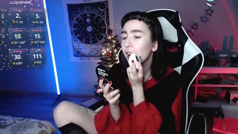 Snapshot of julscinamon chatting on 12-30-24, 08:25 Baroness Von Cringe online show from 12-30-24, 08:25