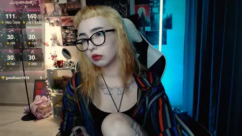 Snapshot of julscinamon chatting on 09-16-25, 05:36 Baroness Von Cringe online show from 09-16-25, 05:36