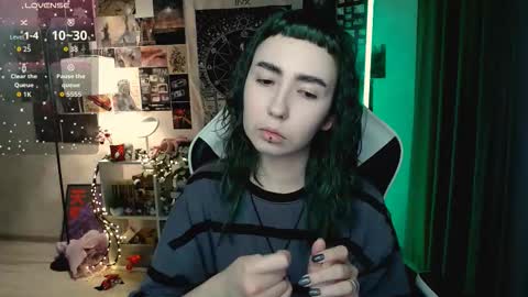 Snapshot of julscinamon chatting on 10-29-25, 06:09 Baroness Von Cringe online show from 10-29-25, 06:09