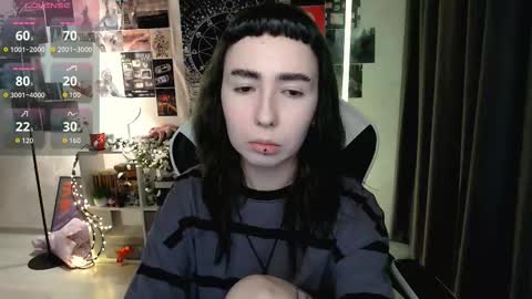 Snapshot of julscinamon chatting on 11-08-25, 03:56 Baroness Von Cringe online show from 11-08-25, 03:56