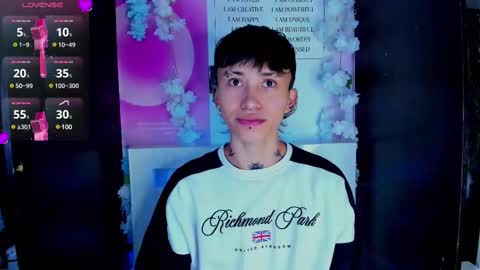 Snapshot of juniior0_0 chatting on 02-18-25, 08:25 Junior online show from 02-18-25, 08:25