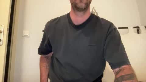 Snapshot of justmeandyou00 chatting on 11-14-25, 02:49 justmeandyou00 online show from 11-14-25, 02:49