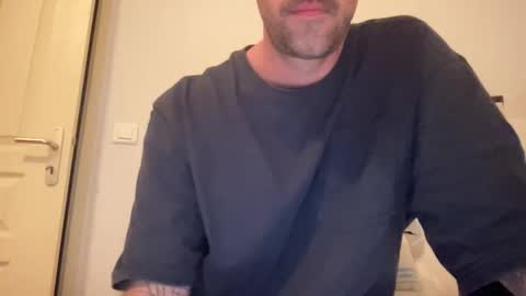 Snapshot of justmeandyou00 chatting on 12-17-25, 05:08 justmeandyou00 online show from 12-17-25, 05:08