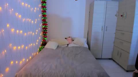 ChloeIndependient model online show from 12-19-25, 11:12