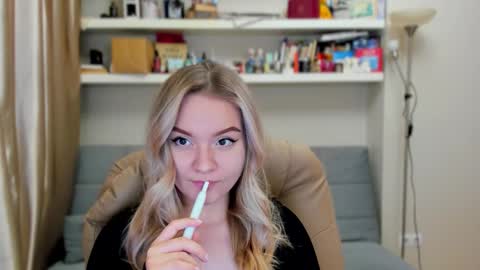 Snapshot of kara_smith_ chatting on 11-14-25, 01:26 Kara. Off from 15th till 24th of December online show from 11-14-25, 01:26