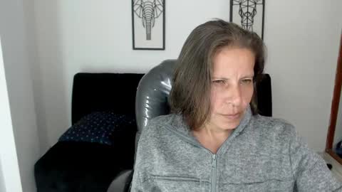 Snapshot of karlye_hot chatting on 12-28-24, 05:23 KARLYE online show from 12-28-24, 05:23