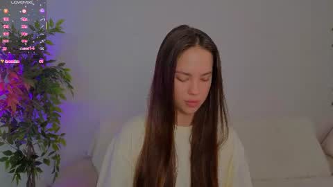 Snapshot of karoledemara chatting on 06-14-26, 06:15 Molly online show from 06-14-26, 06:15