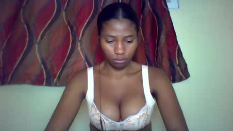 Snapshot of karoliee chatting on 06-18-26, 09:09 karoliee online show from 06-18-26, 09:09