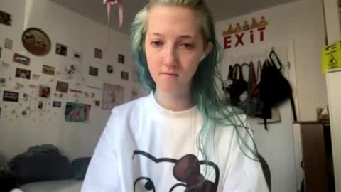 Snapshot of karolinablue chatting on 07-25-26, 09:40 Karoline here online show from 07-25-26, 09:40