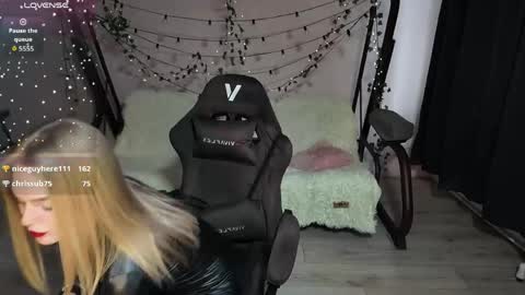 KarolinaHayes online show from 06-01-26, 04:09