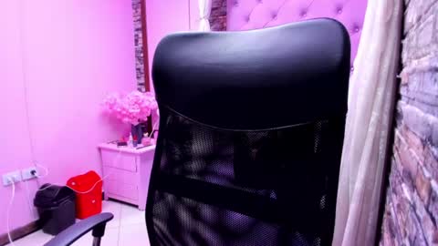 Snapshot of kassy_stone chatting on 06-18-26, 03:18 kassy Stone online show from 06-18-26, 03:18