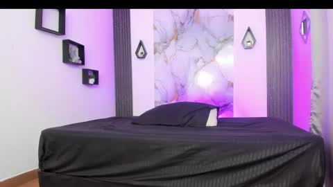 INDEPENDENT MODEL online show from 05-22-26, 12:11
