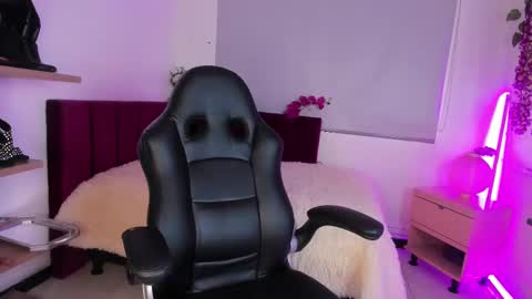 Snapshot of kate_crown chatting on 02-14-25, 12:36 Kate Crown online show from 02-14-25, 12:36