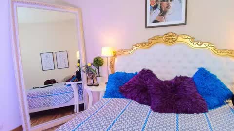 katee Martinez online show from 11-26-25, 07:37