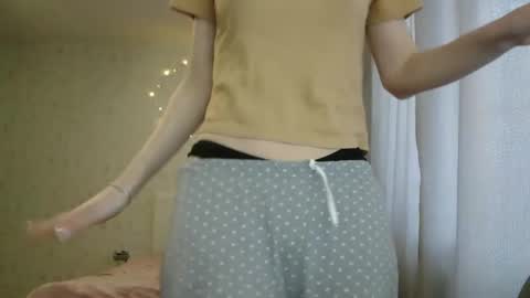 Snapshot of katekalen chatting on 02-20-25, 09:11 Kate Bunny online show from 02-20-25, 09:11