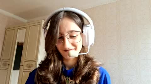 Snapshot of katelyncygrymus chatting on 03-24-26, 06:07 Elwyna online show from 03-24-26, 06:07