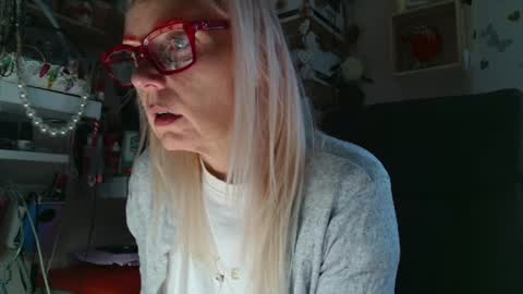 Snapshot of kathleenedwards chatting on 07-05-26, 05:47 Kathleen online show from 07-05-26, 05:47