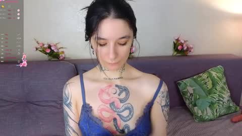 Snapshot of katrina_h0w chatting on 04-15-26, 03:35 katrina_h0w online show from 04-15-26, 03:35
