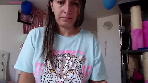 Snapshot of kattie_love chatting on 02-18-25, 02:06 kattie online show from 02-18-25, 02:06